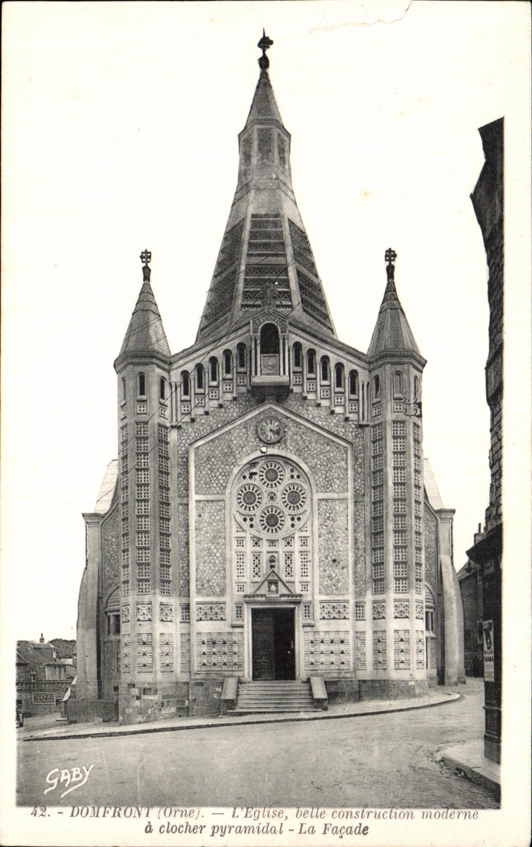CPA Domfornt L'Eglise belle construction moderne a clocher pyramidal La Facade