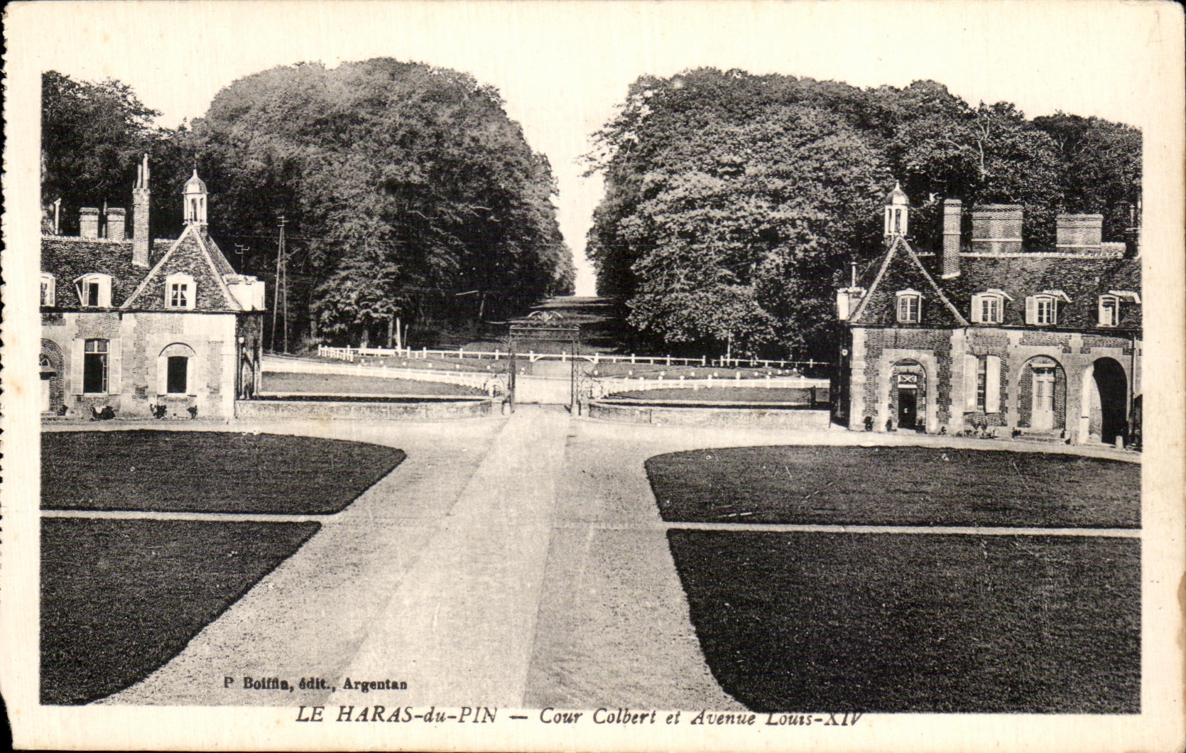 CPA Le Haras du Pin Cour Colbert et Avenue Louis XIV