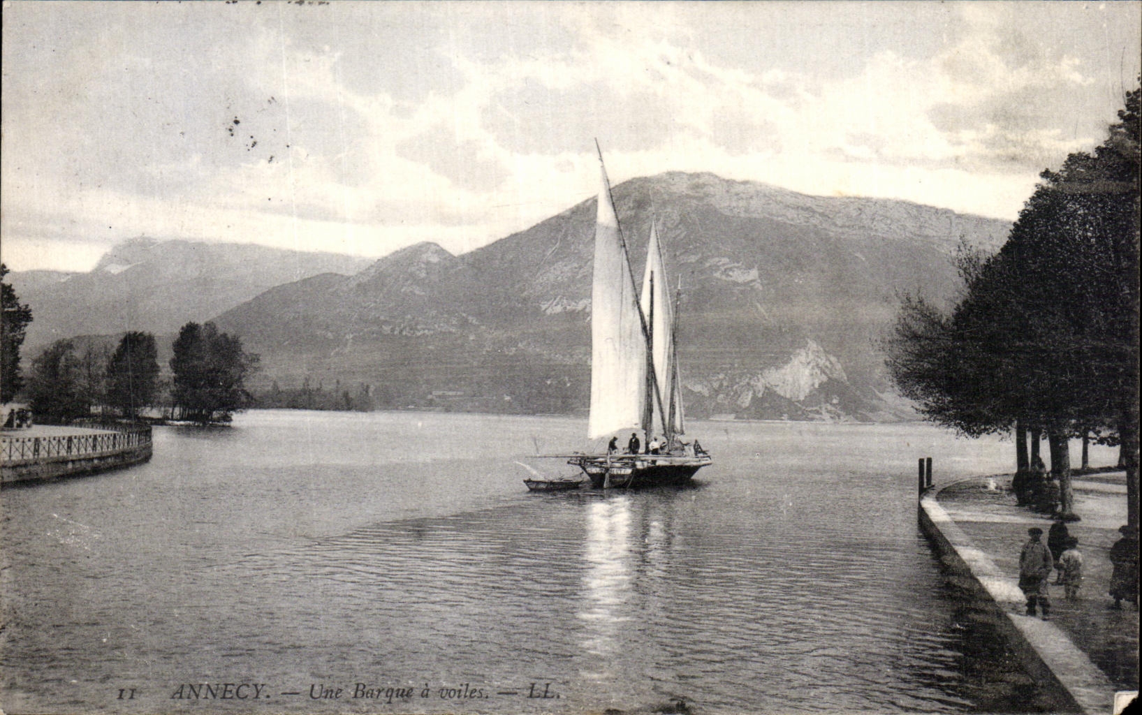 CPA Annecy Une Borque a voiles Bateau 