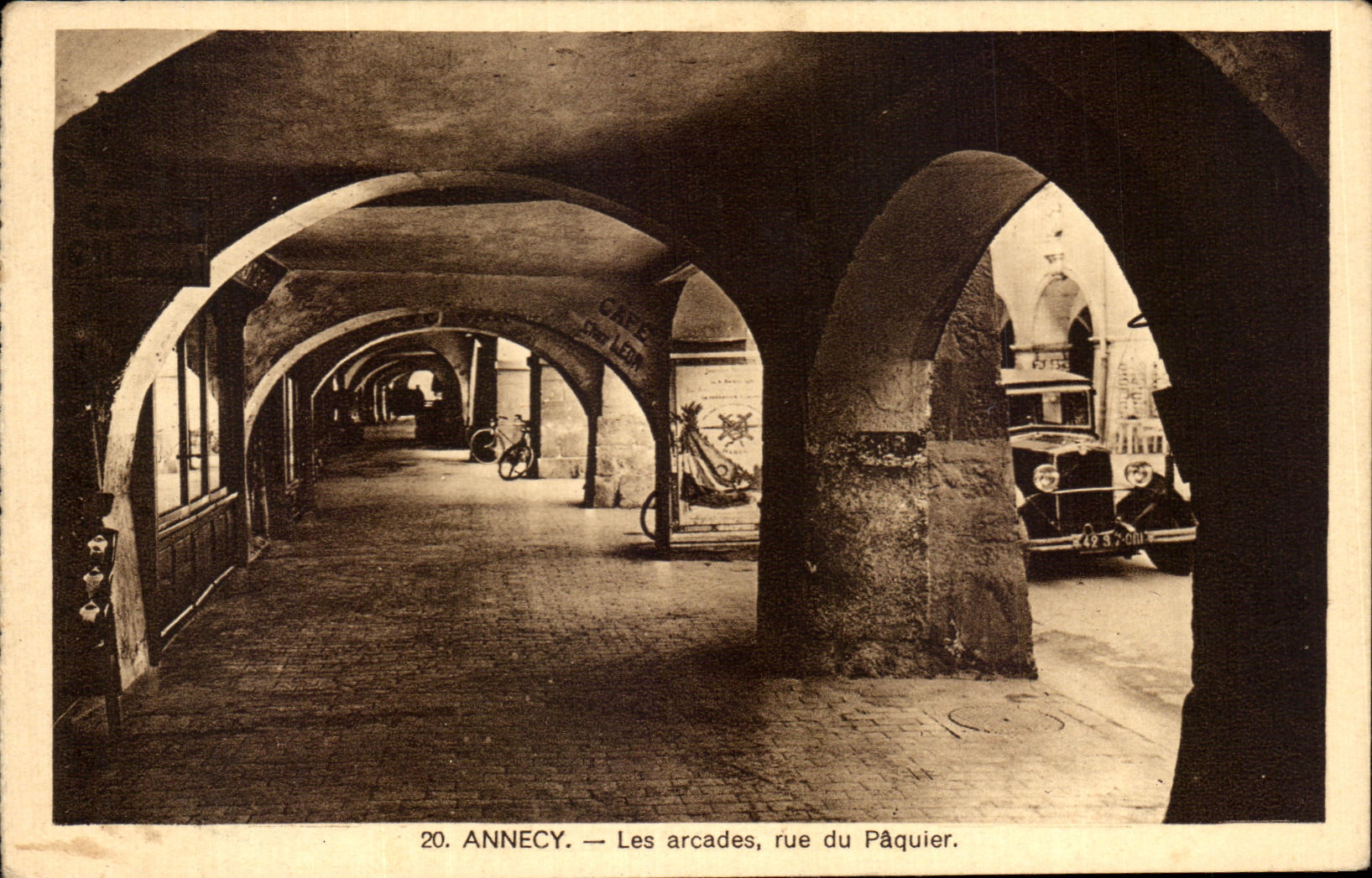 CPA Annecy Les arcades rue du Paquier Automobile