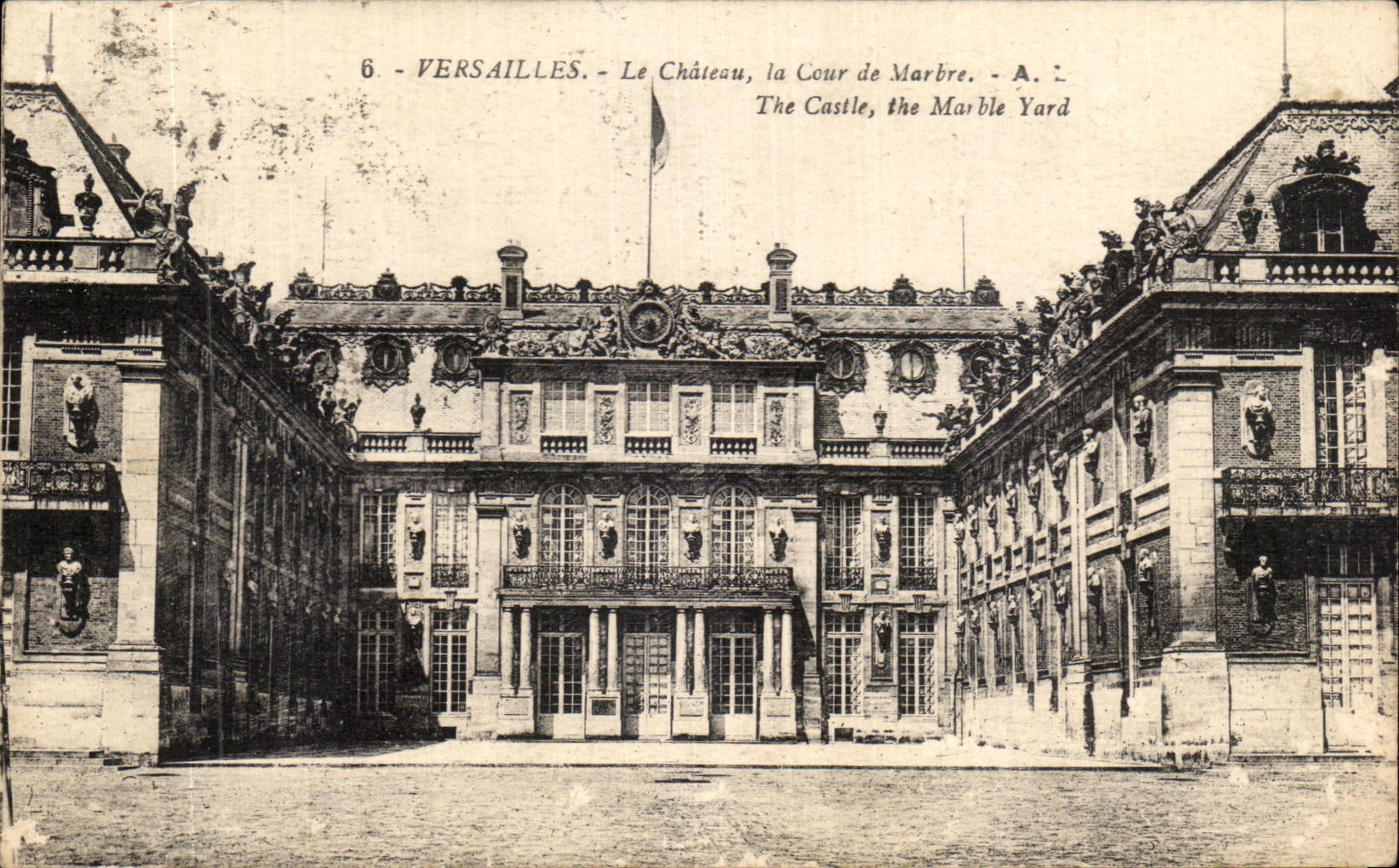 CPA Versailles Le Chateau la Cour de Marbre The castle the Marble Yard
