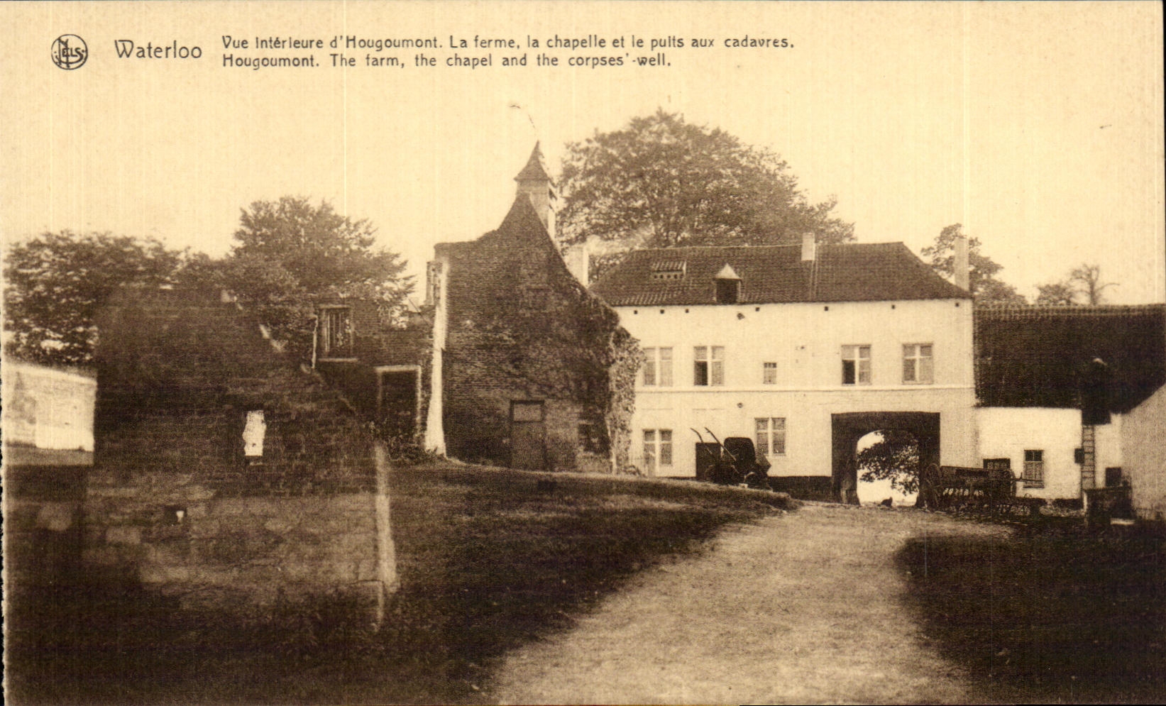 CPA Waterloo Vue Interieure d'Hougoumont La Ferme La chapelle et le puits aux Cadavres 