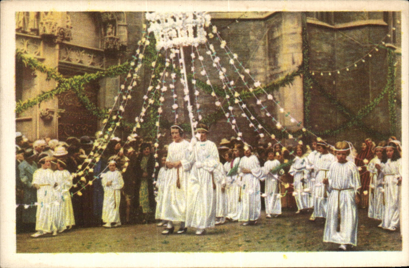 Image Collection de Folklore Belge Cote d'or Huy La procession des fetes maritales La pluie de roses