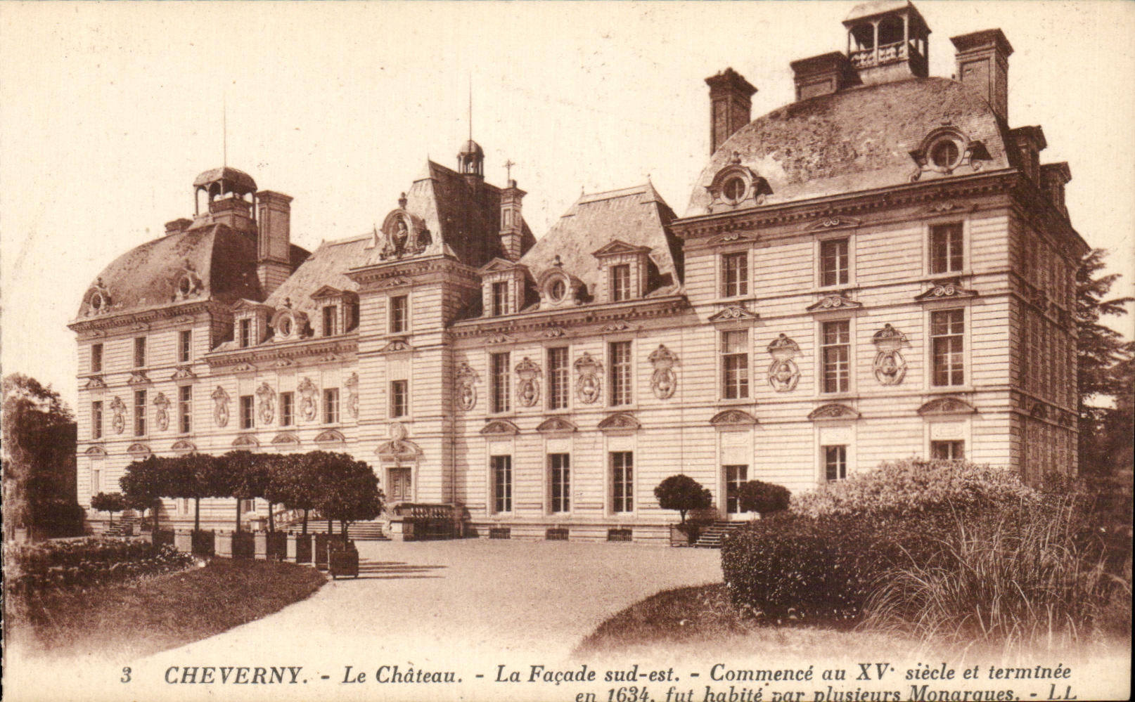 CPA Cheverny Le Chateau La Facade sud est Commence au siecle et termtnee