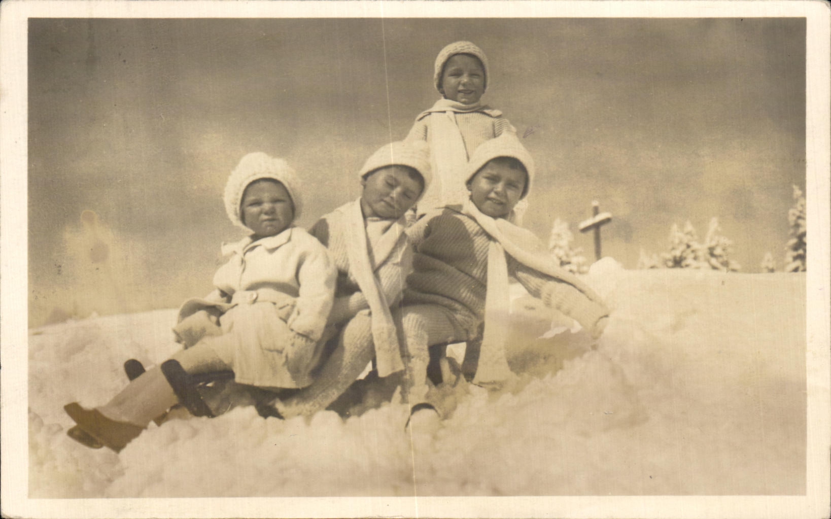 CARTE PHOTO Enfants Luge bourquin Montgeron La Chaux de Fonds 