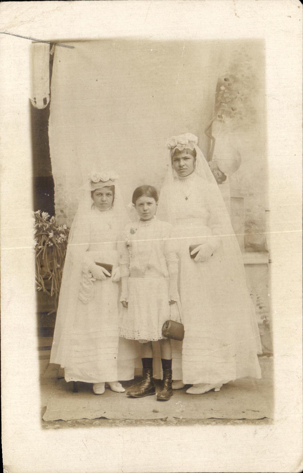 Fête religieuse — trois jeunes filles en tenue de communion — éditeur inconnu