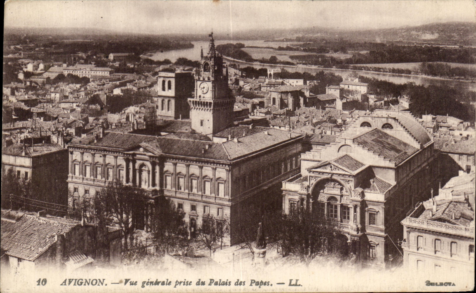CPA Avignon Vue Gendrale Prise Du Palais Des Papes