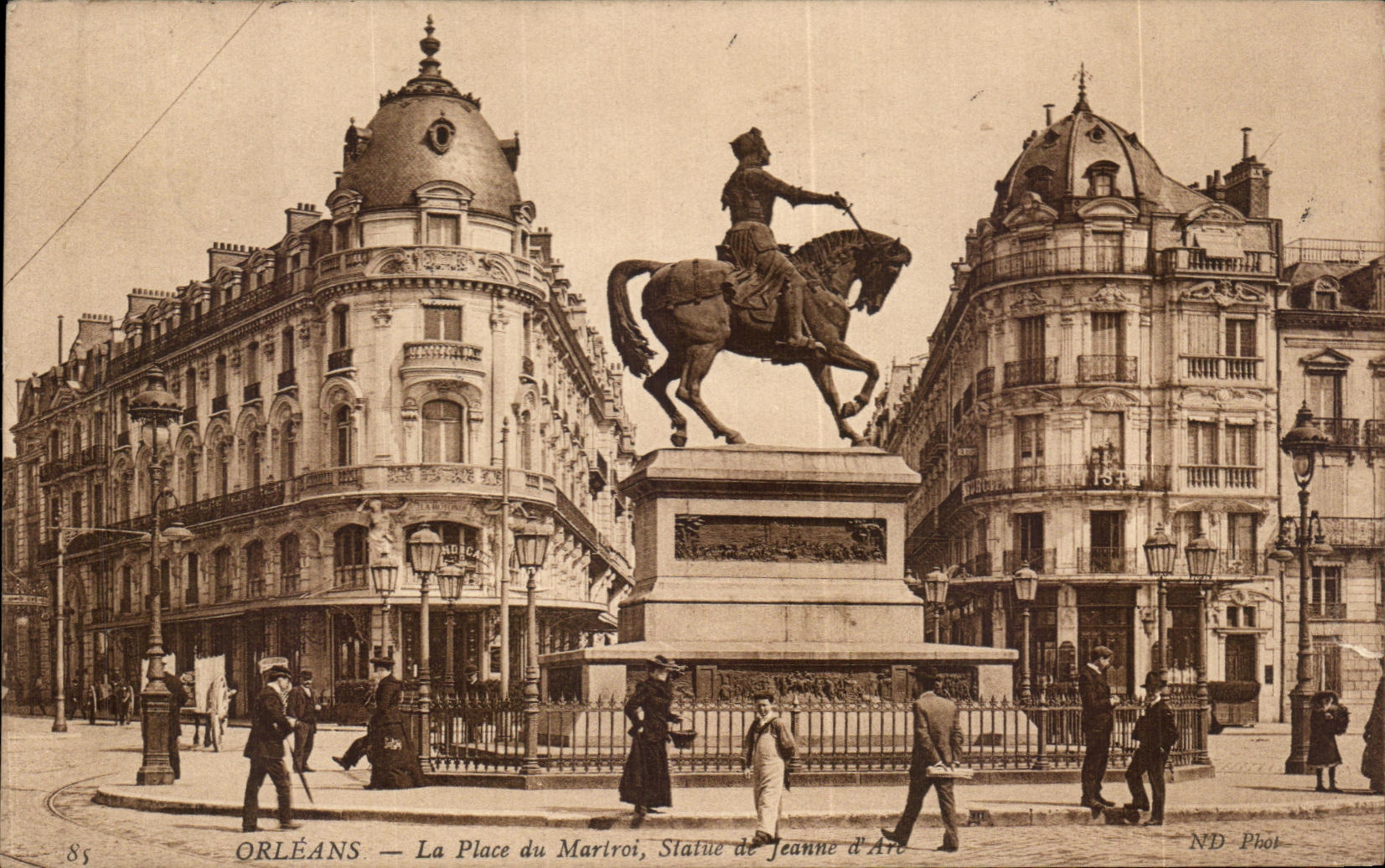 CPA Orleans La Place du Martroi Statue de Jeanne d'arc
