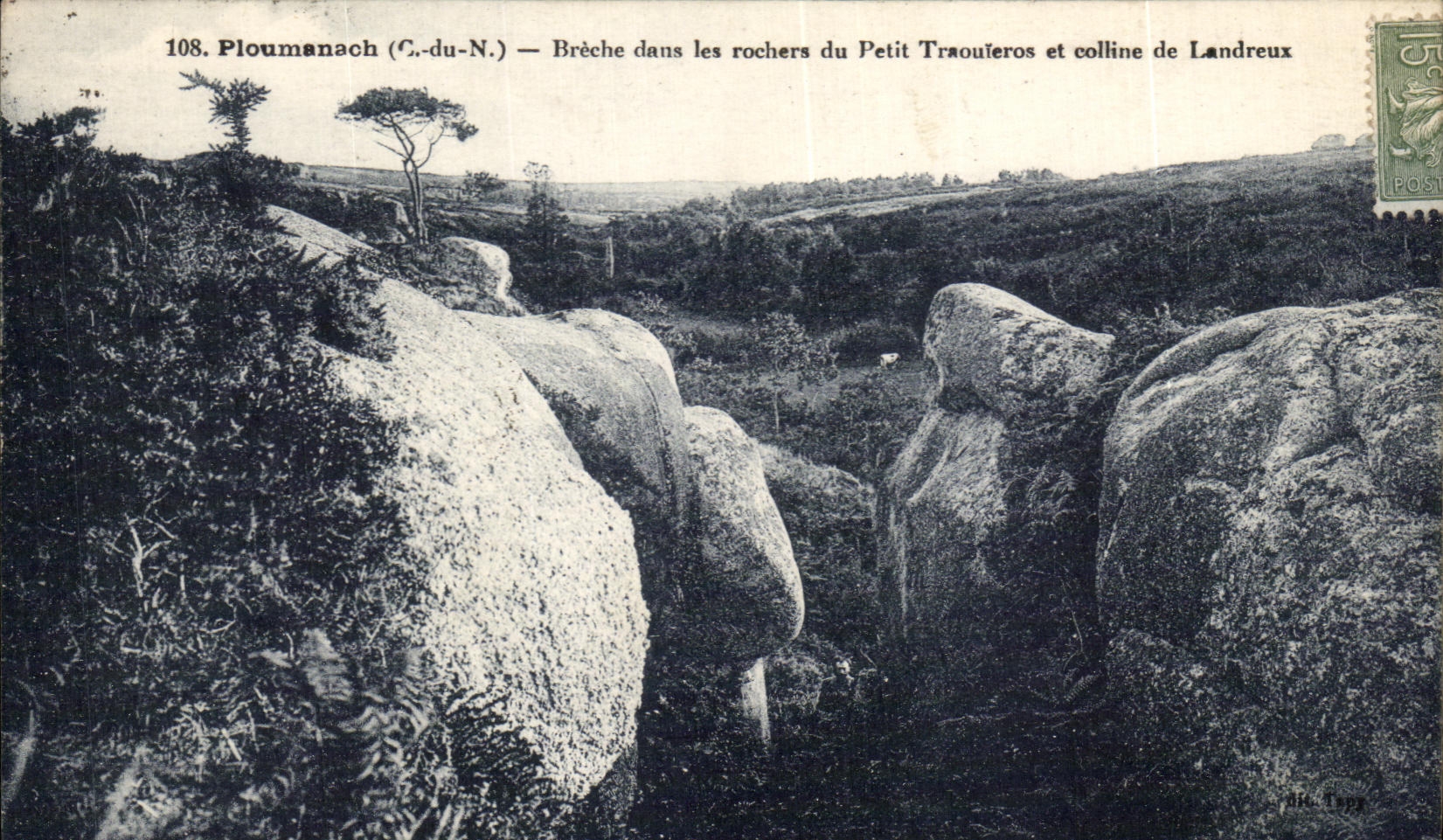 Ploumanach (C.-du-N.) — Brèche dans les rochers du Petit Traouferos et colline de Landreux