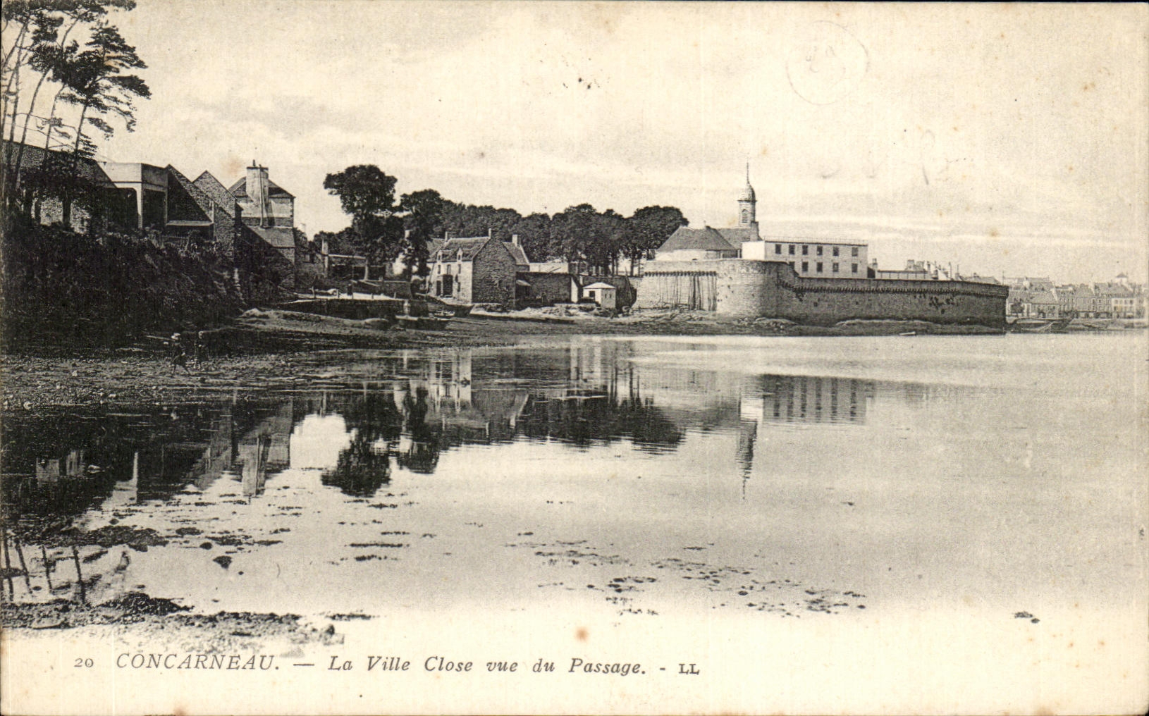 CPA Concarneau La Ville Close Vue du Passage