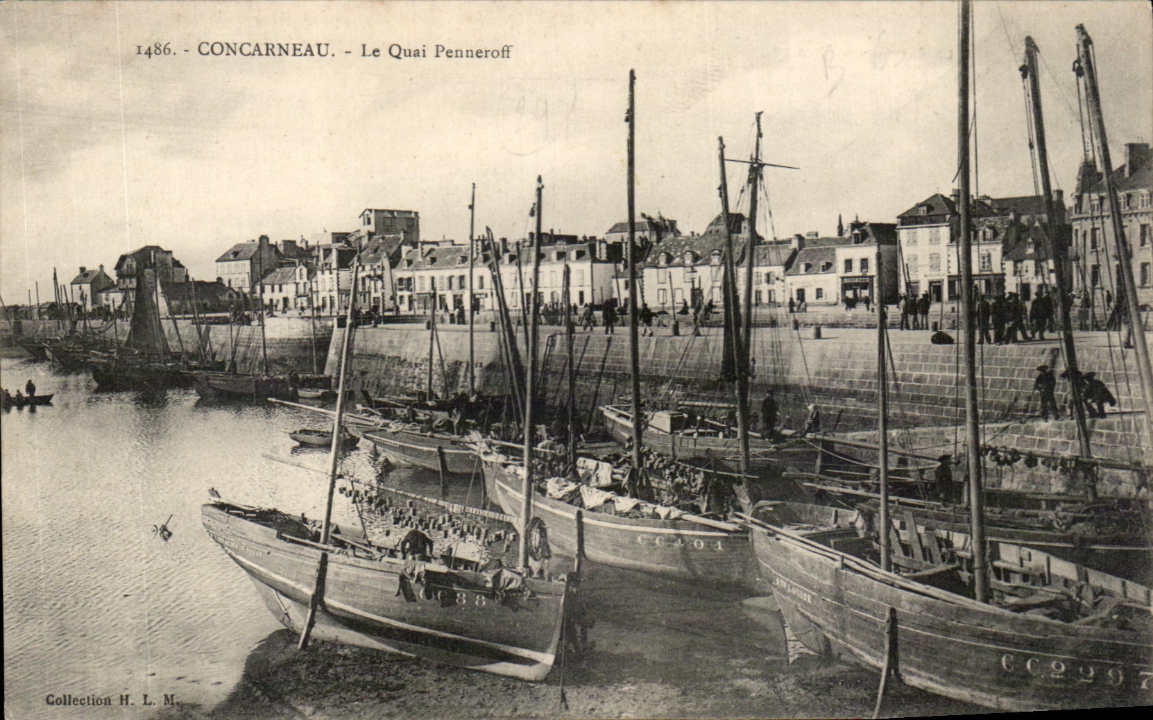CPA Concarneau Le Quai Penneroff Bateaux