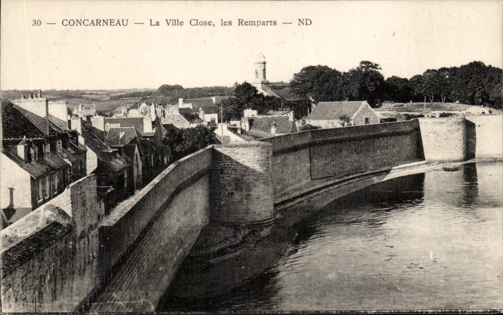 CPA Concarneau la ville close les Remparts