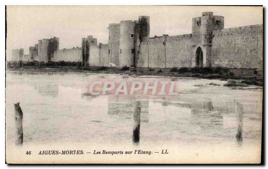 CPA Aigues Mortes Les remparts Sur l'Etang