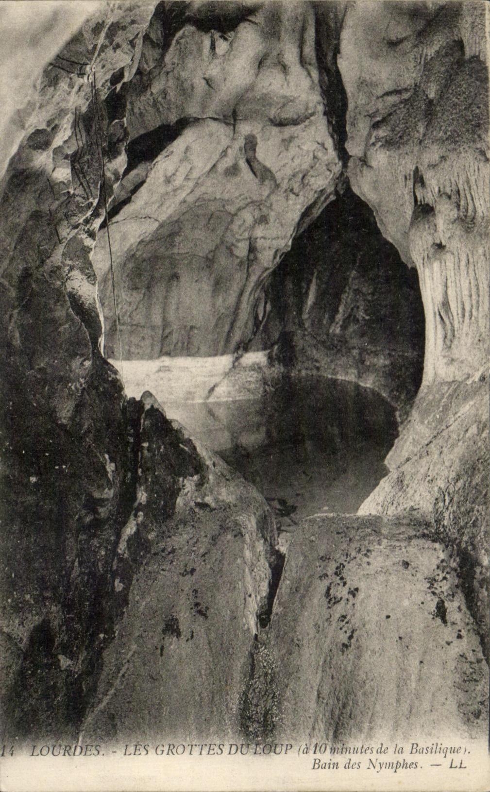 CPA Lourdes Les Grottes Du Loup Bain des Nymphes