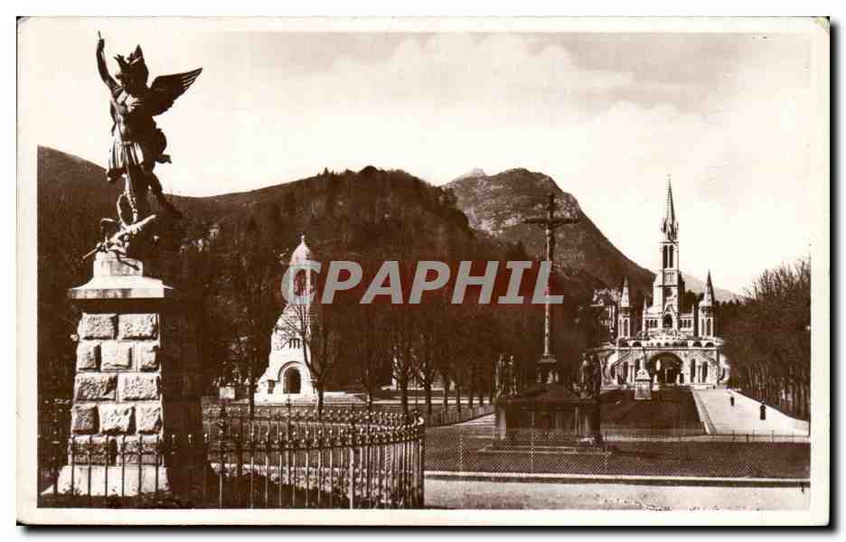 CPA Lourdes La Basilique St michel et l'esplanade