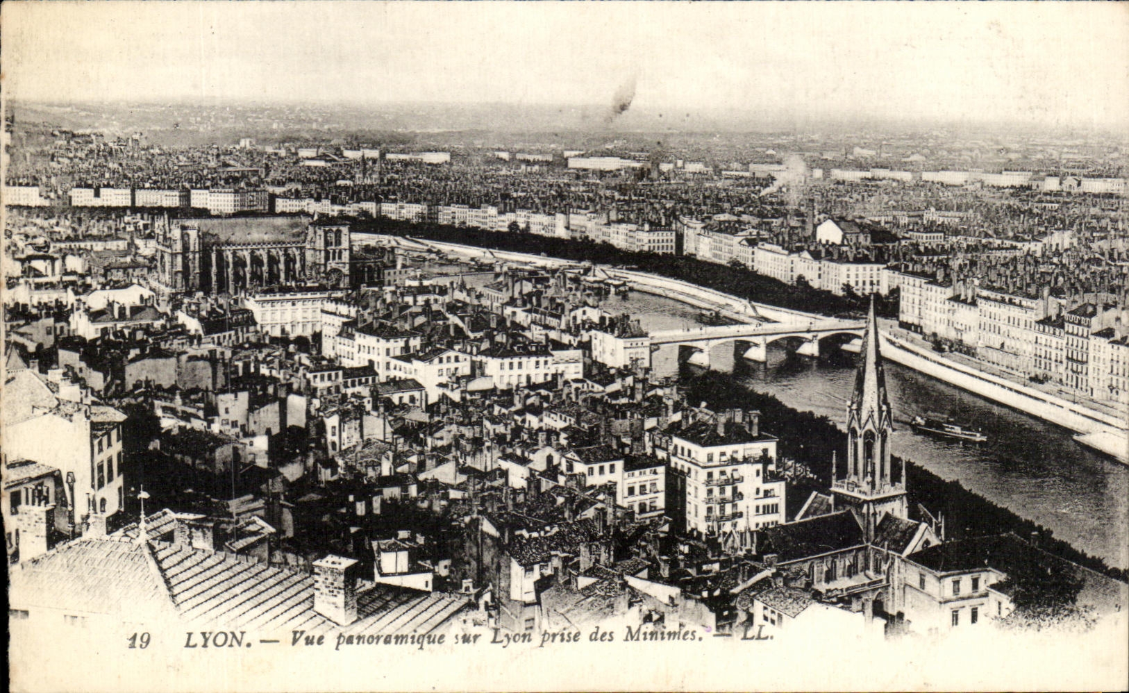 LYON — Vue panoramique sur Lyon prise des Minimes — LL.