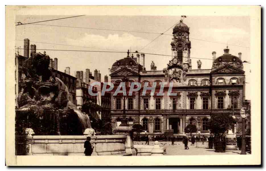 CPA Lyon Illustre Place Des Terreaux Fontaine Bartholdi et Hotel de ville