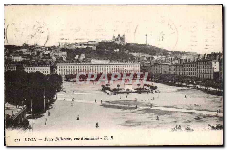 LYON — Place Bellecour, vue d'ensemble — E. R.