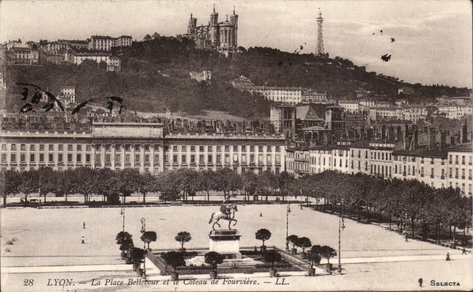 CPA Lyon La Place Bellecour Et Coteau De Fourviere