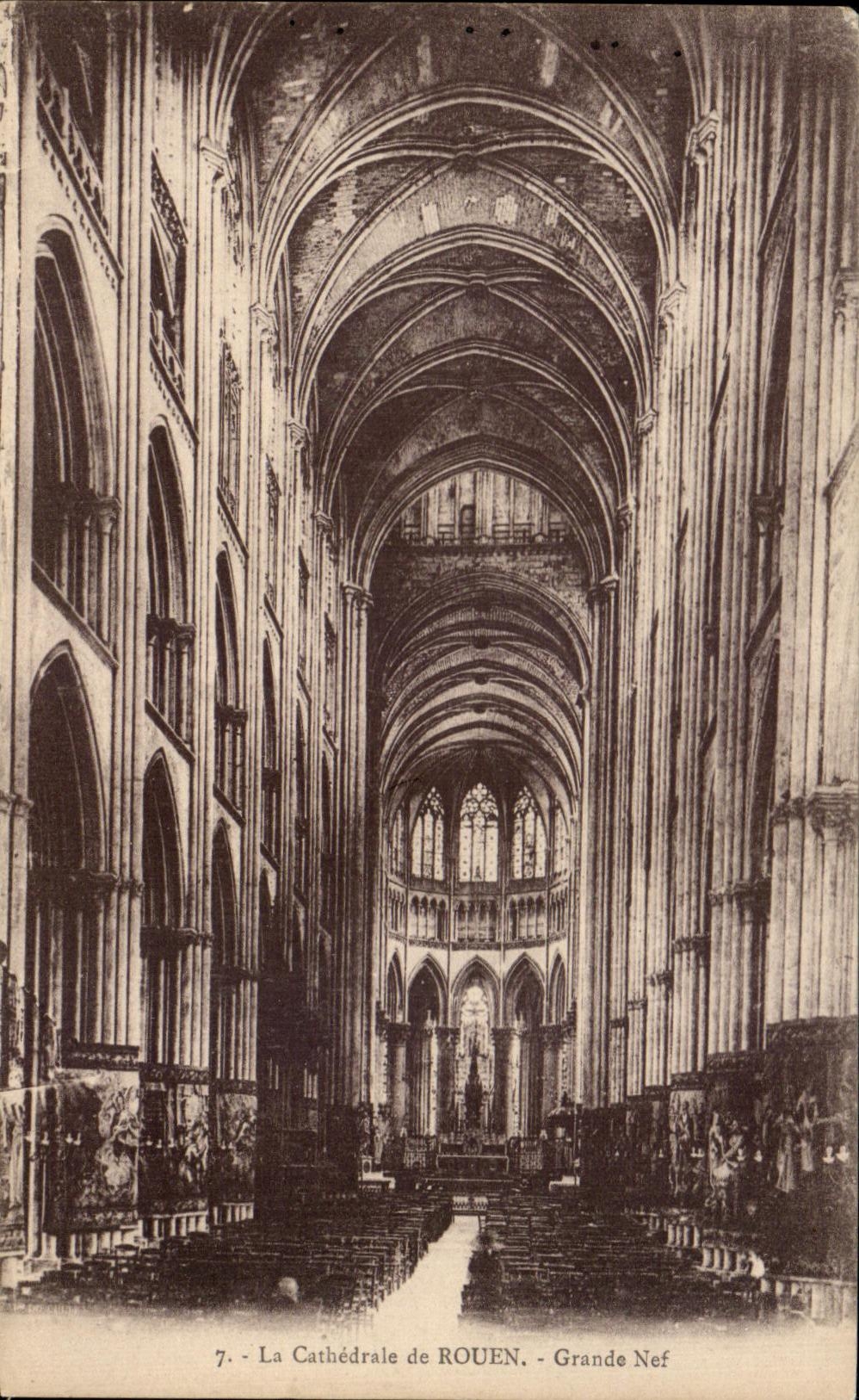 CPA La cathedrale de Rouen Grande Nef