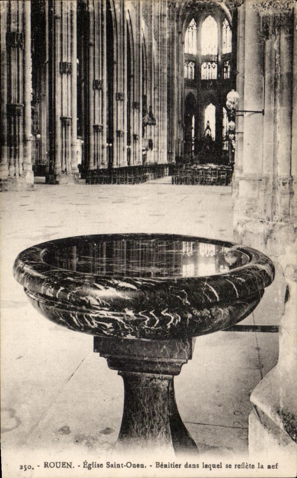 CPA Rouen Eglise Saint Ouen Benitier dans lequel se reflete la nef