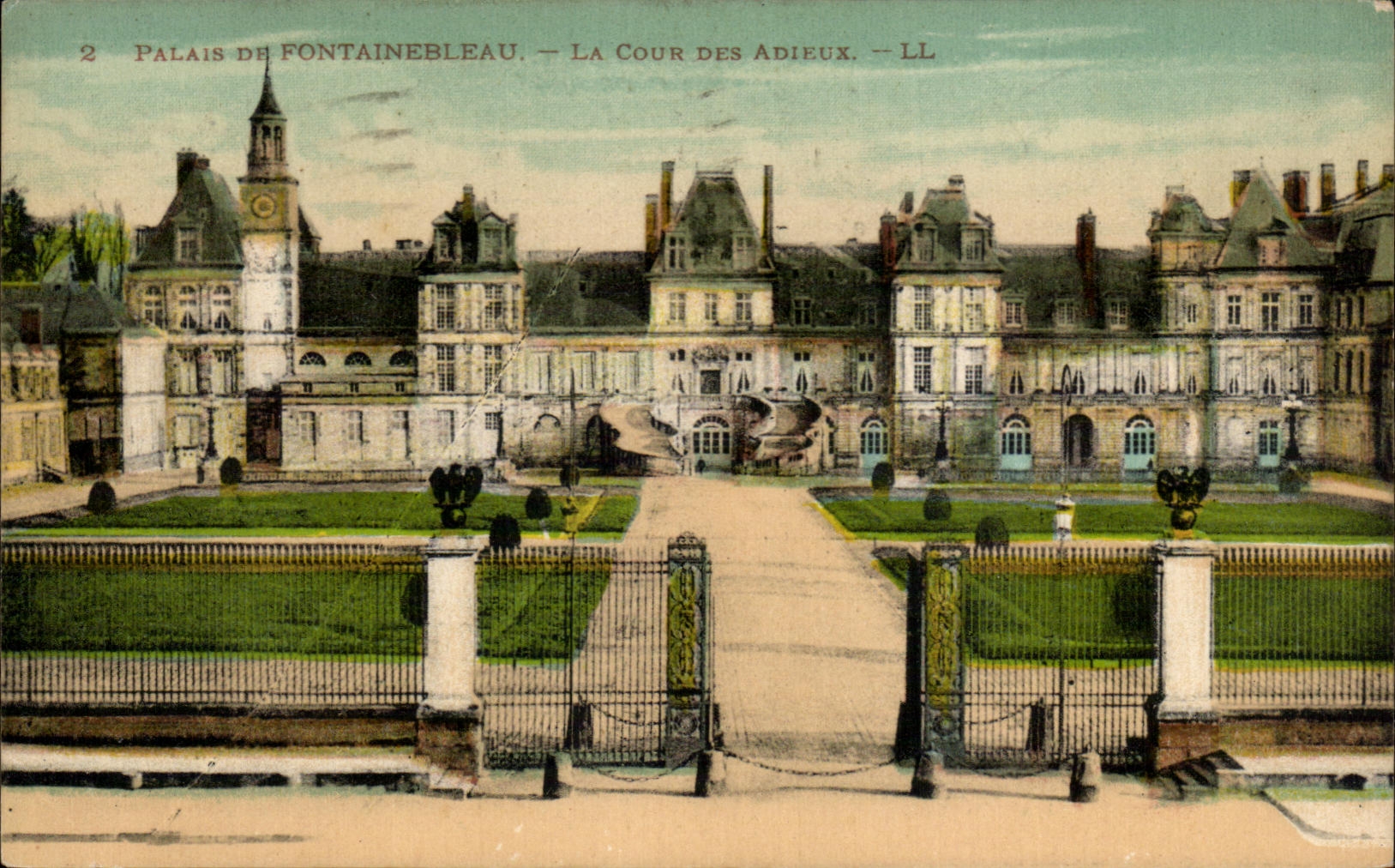 Palais de Fontainebleau — La Cour des Adieux — LL