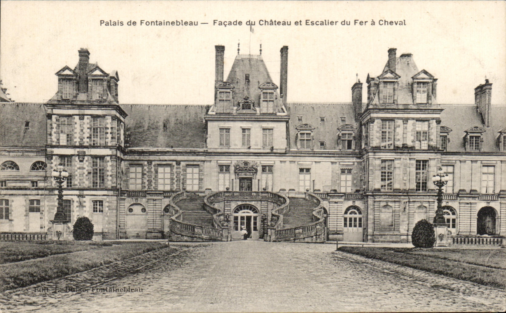 Palais de Fontainebleau — Façade du Château et Escalier du Fer à Cheval — Édit. J. Dulois, Fontainebleau