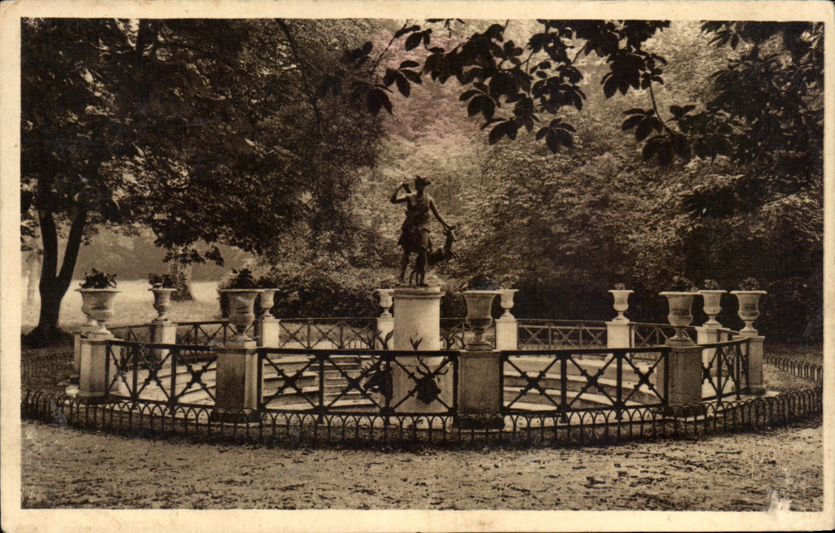 Fontana di Diana — Giardino del Palazzo — Edizioni d'Arte Francese