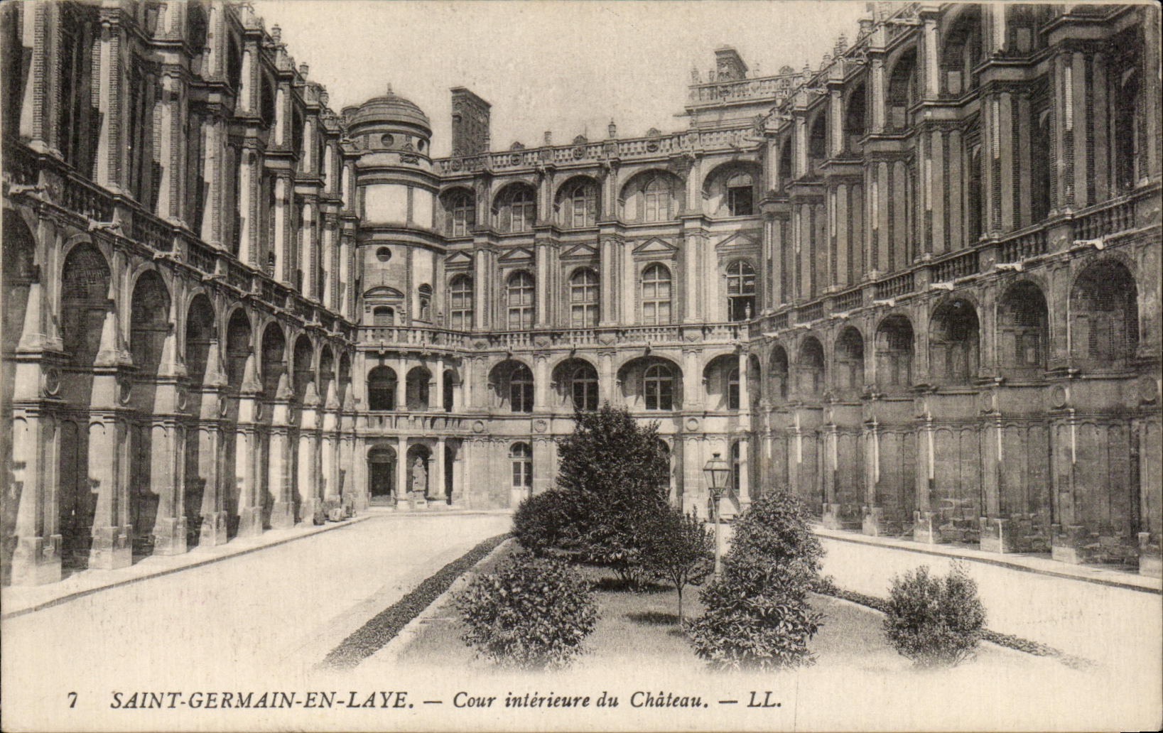 Saint-Germain-en-Laye — Cour intérieure du Château — LL. n°7