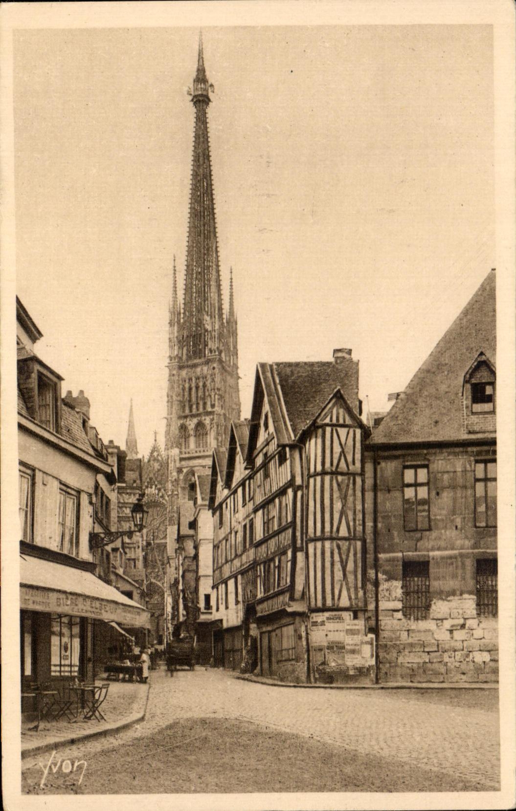 CPA Rouen Vieilles maisons et la fleche de la cathedrale