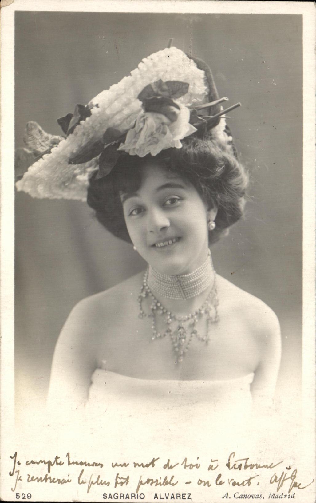 Sagrario Alvarez — Ritratto femminile con cappello decorato — A. Canovas, Madrid, n° 529