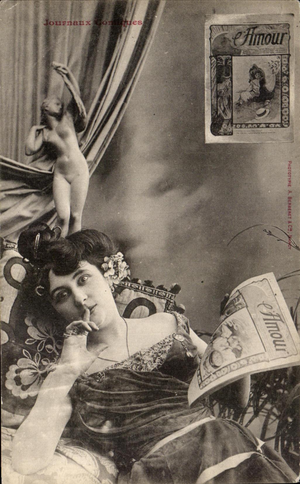 Donna che legge un giornale — Editore : Phototype A. Berberet & Cie, Parigi — Numero di serie : 105, rue de la Paix