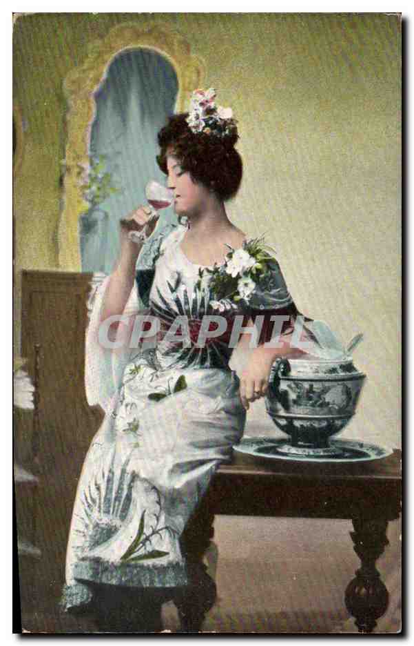 Jeune femme buvant du vin — intérieur élégant — série 5