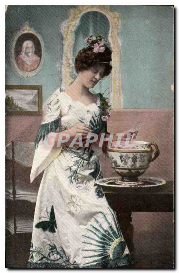 Femme en robe brodée — intérieur élégant — Union postale universelle, série 4