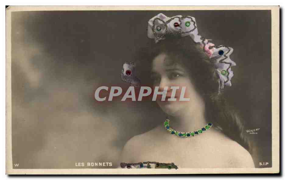 CPA Fantaisie Femme Les bonnets