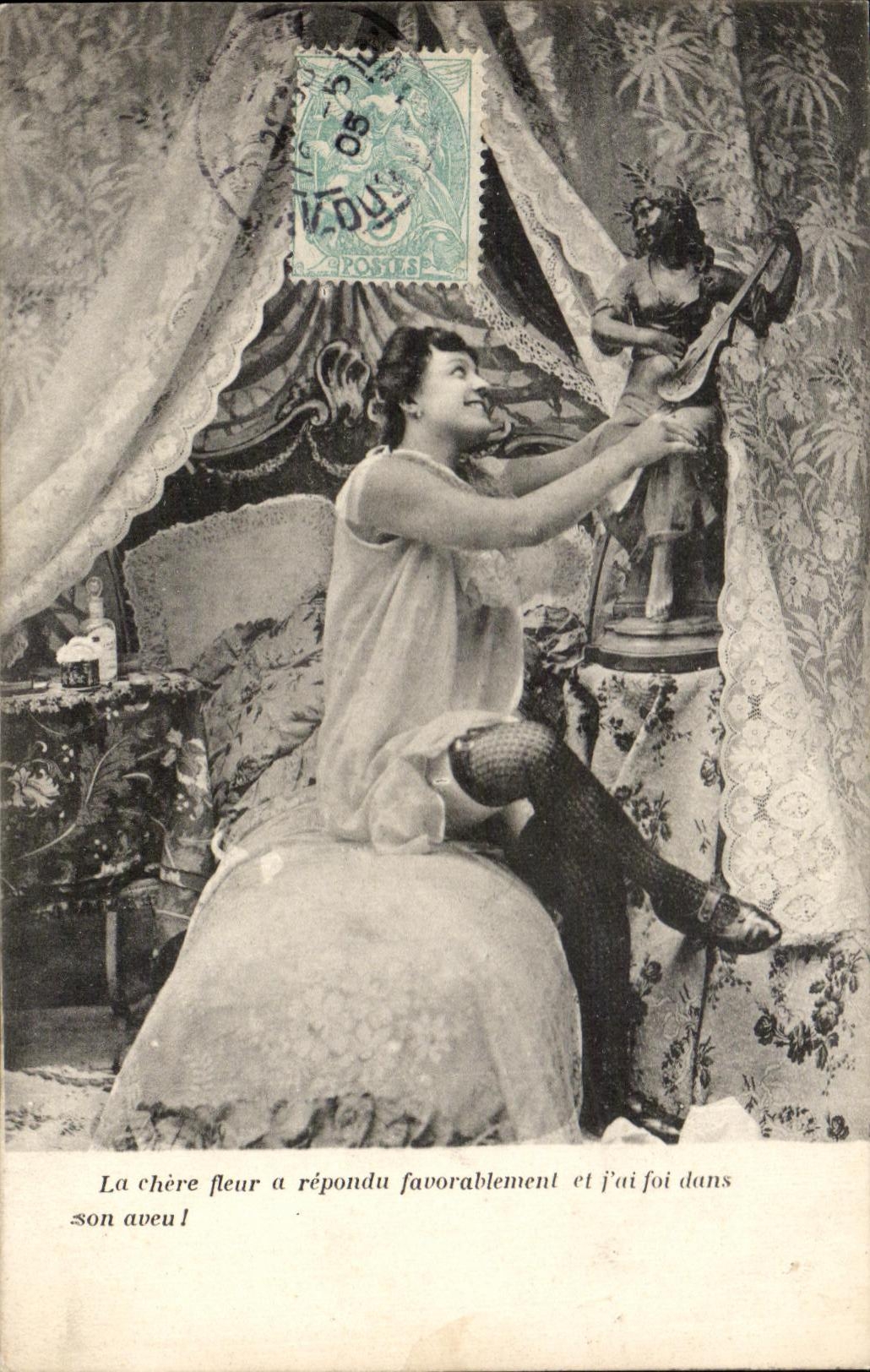 Femme au lit — scène intime — éditeur non visible