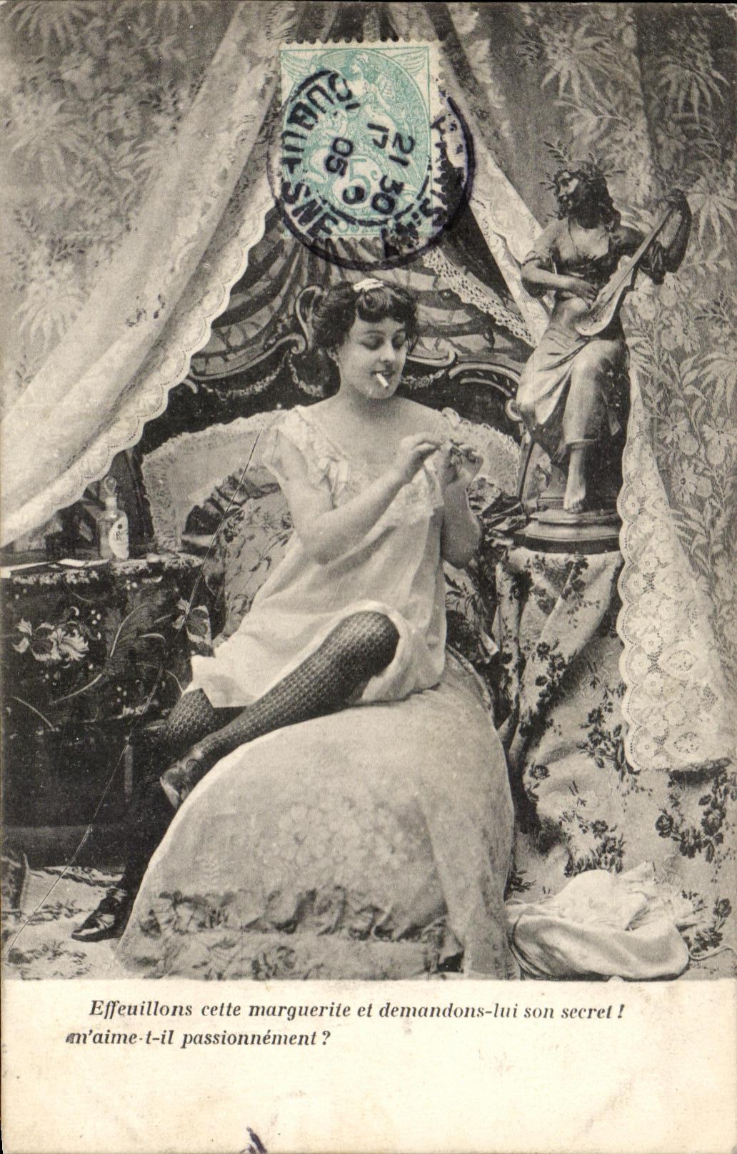 CPA Fantaisie Femme Cigarette Marguerite