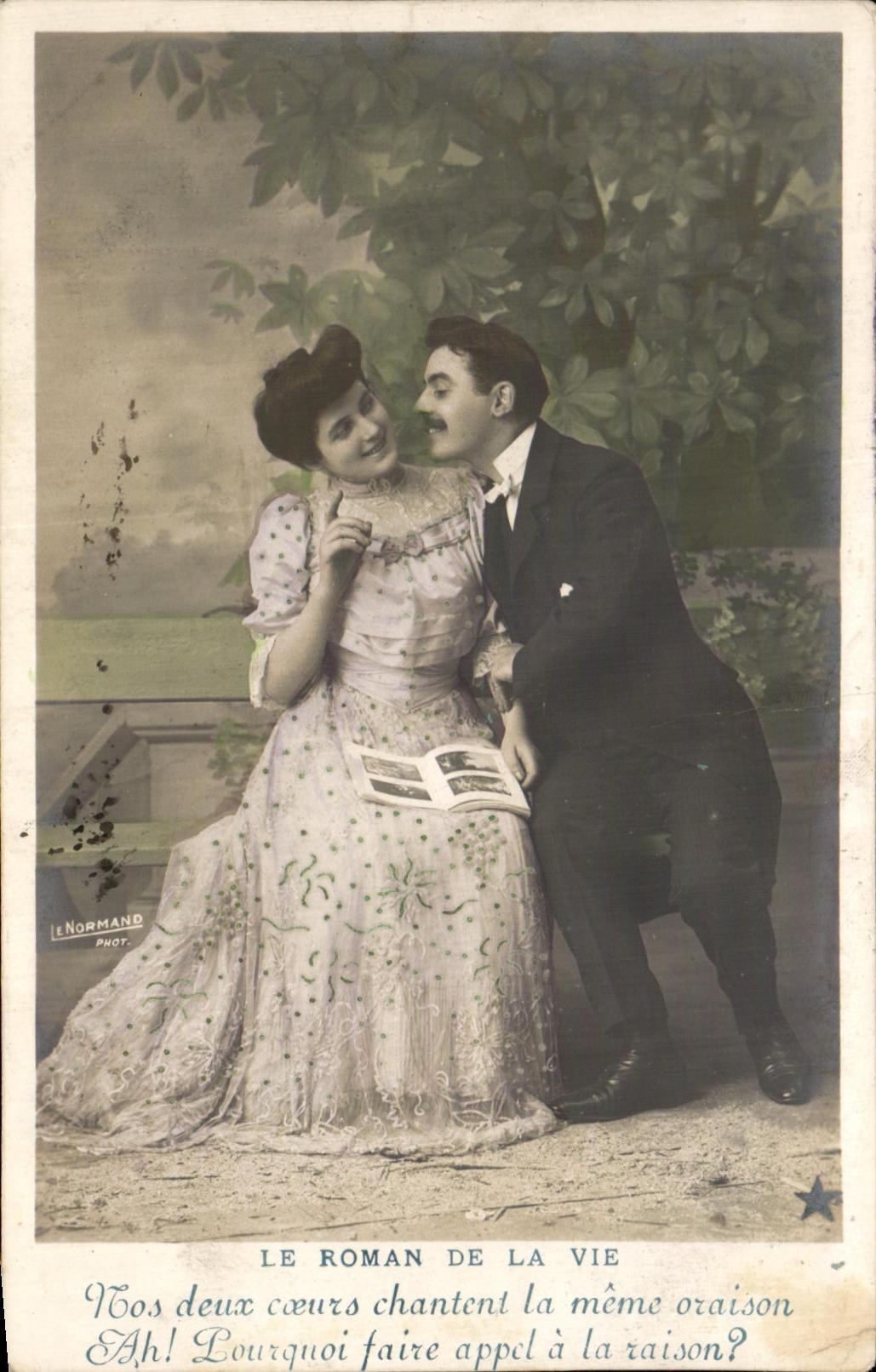Couple amoureux — scène de théâtre — L.E. Normand, photographe