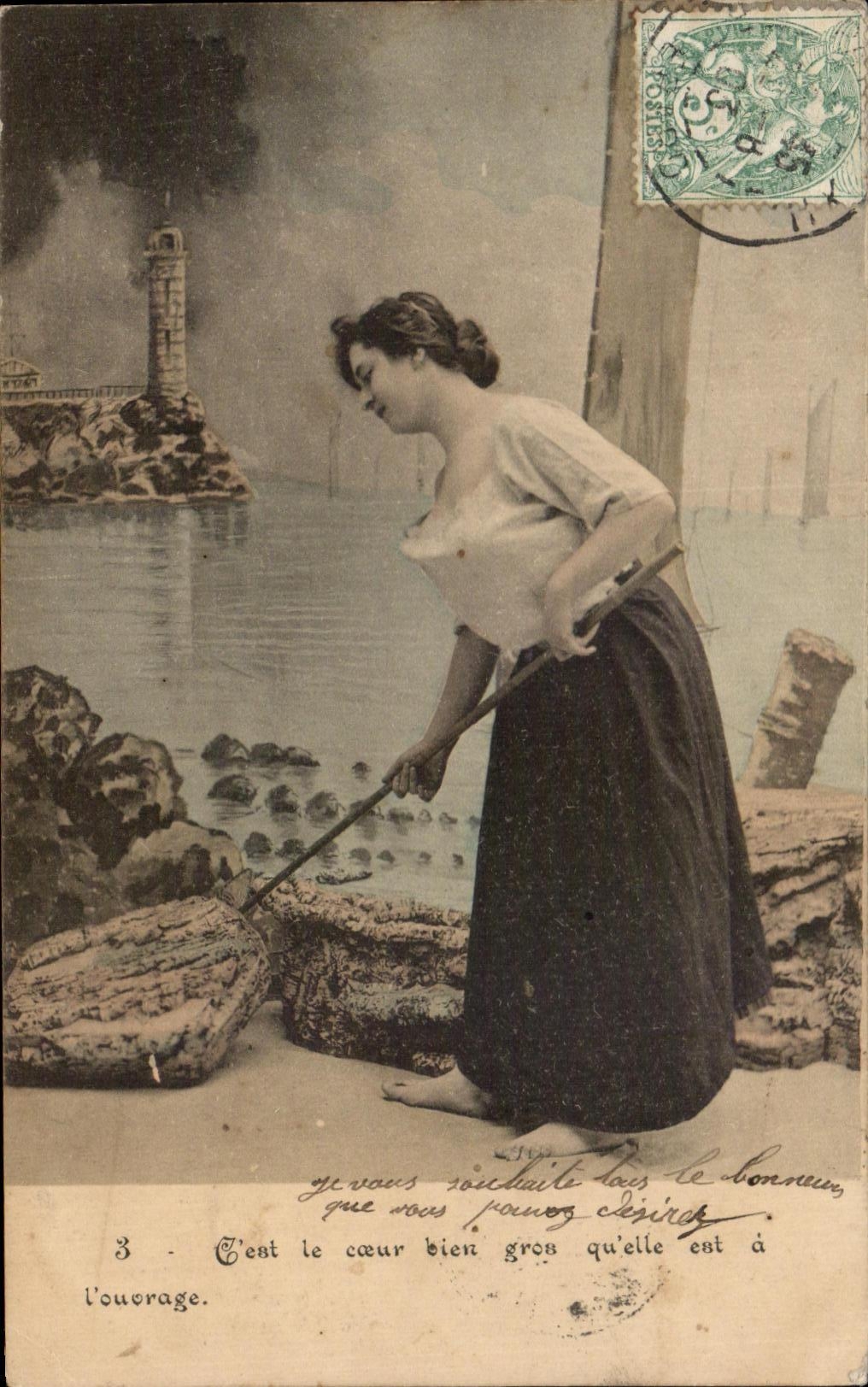 Vrouw aan de rand van de zee — werkscene — uitgever niet zichtbaar, serie nummer 3