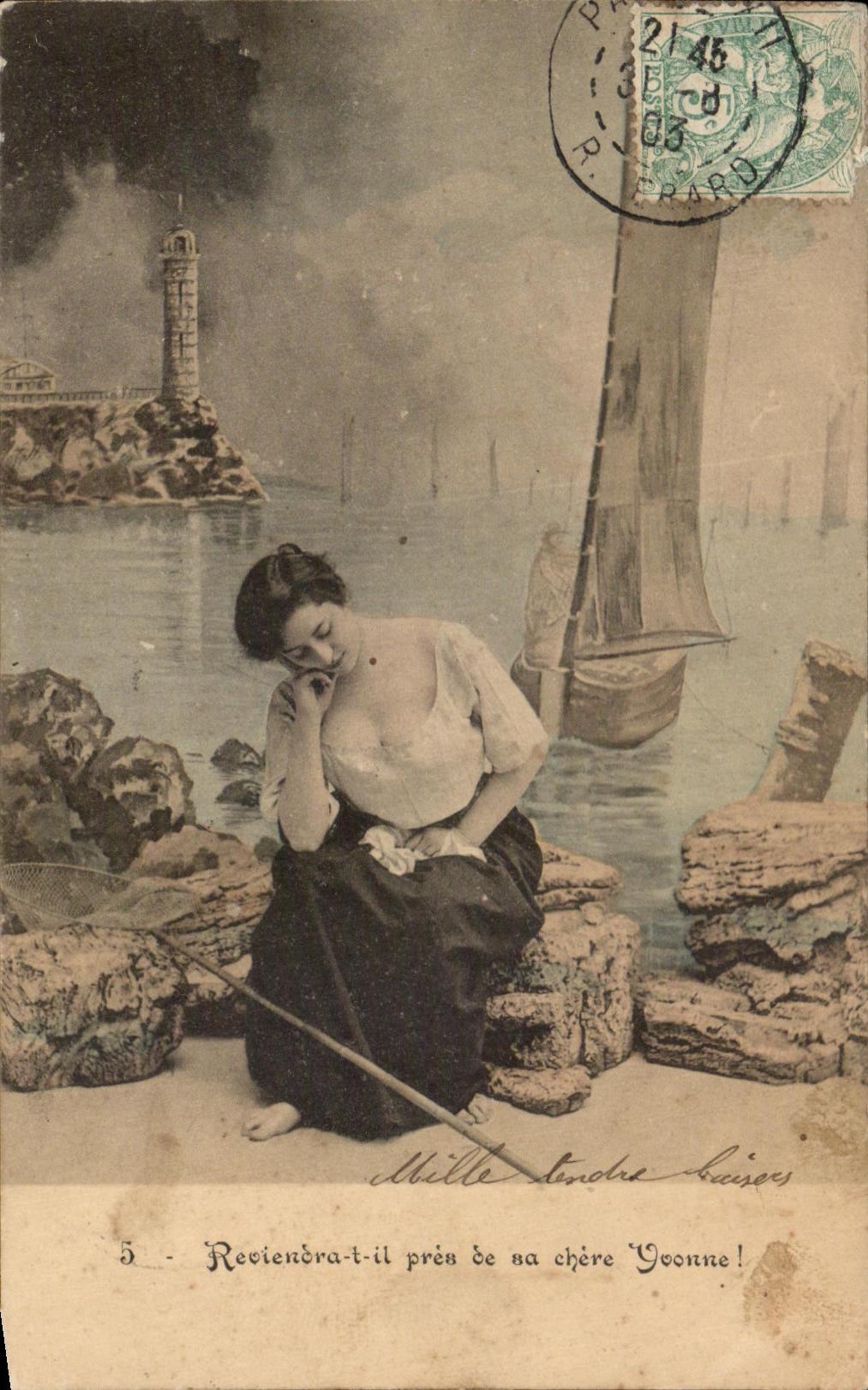 Mujer sentada cerca de un faro — escena marítima — editor: Mille Lendre Laiques