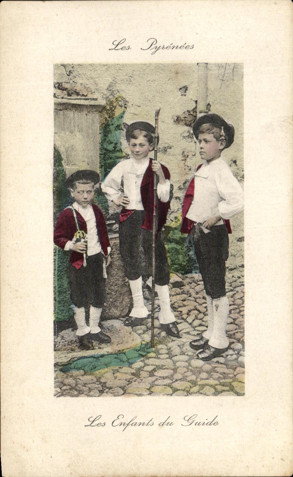 CPA Fantaisie Les Pyrenees Jeunes Ossalois Les enfants du guide