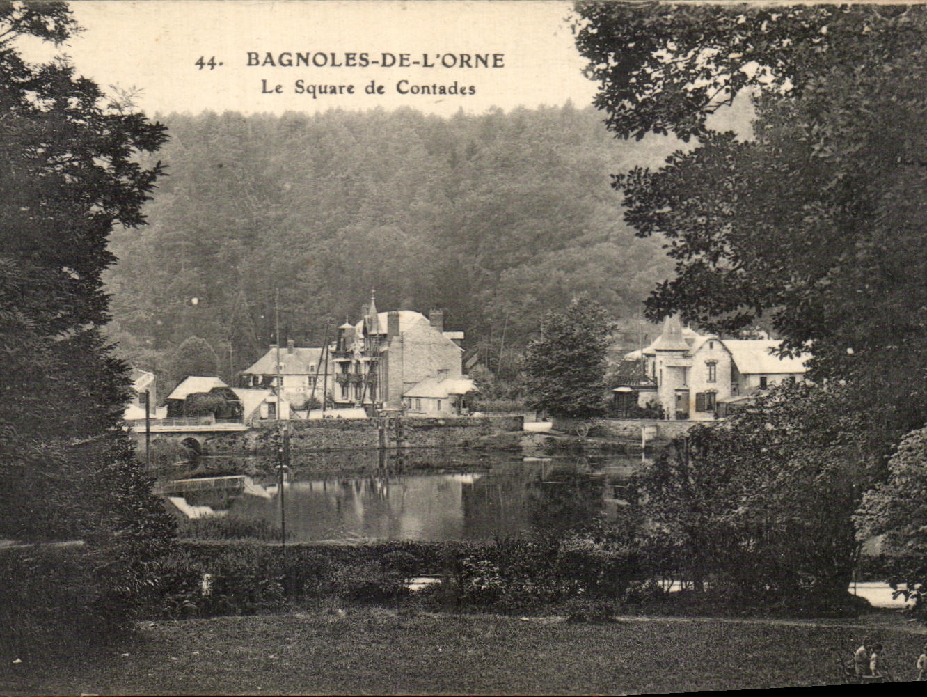 CPA Bagnoles De L'Orne Le Square de Contades
