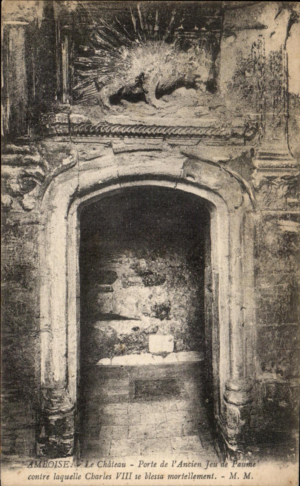 CPA Amboise Le Chateau Porte de L'Ancien Jeu de Paume contre laquelle Charles VIII Se Blessa Mortellement
