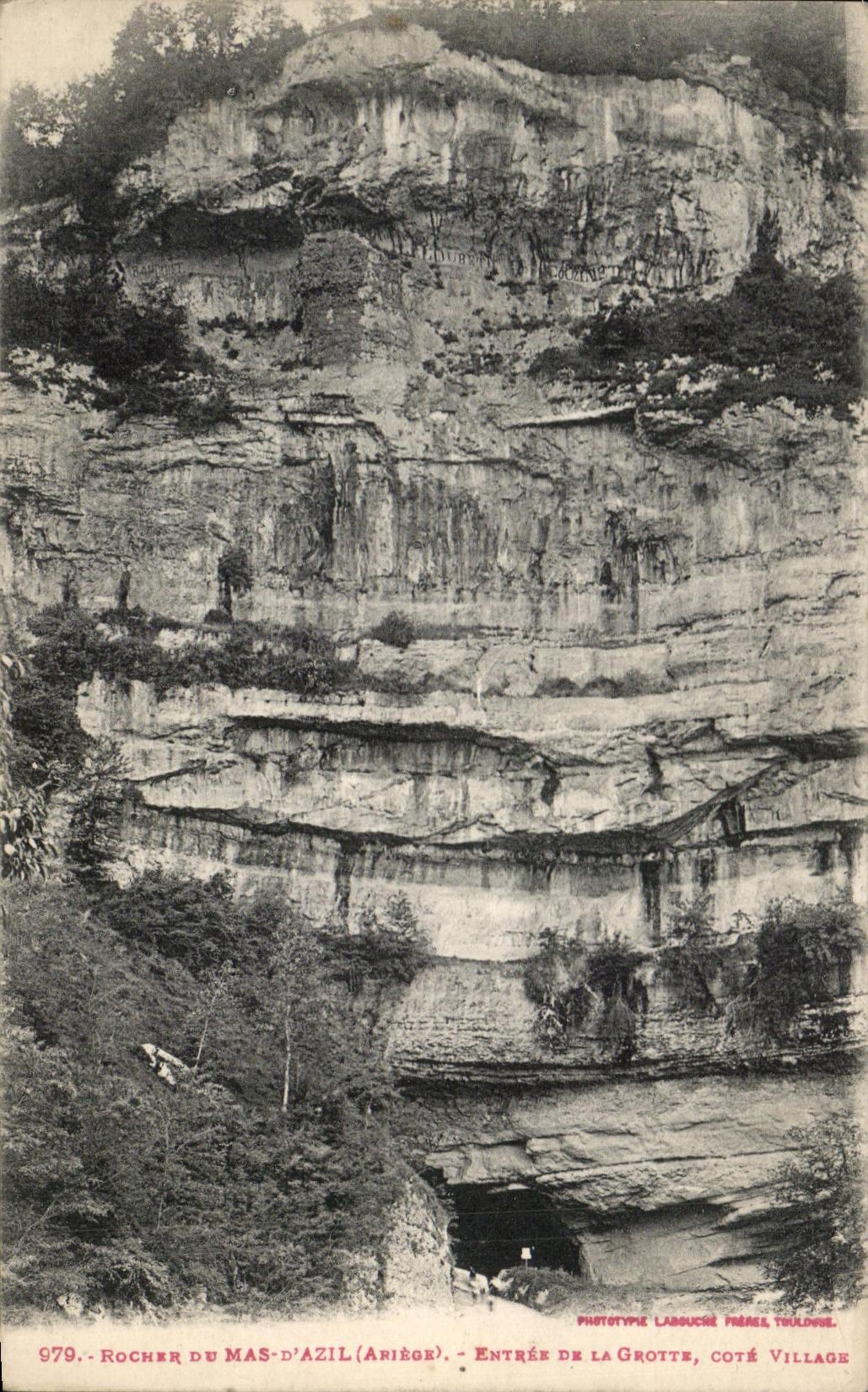 Rocher du Mas-d'Azil (Ariège) — Entrée de la grotte, côté village — Phototype Laboucse Frères, Toulouse, n° 979