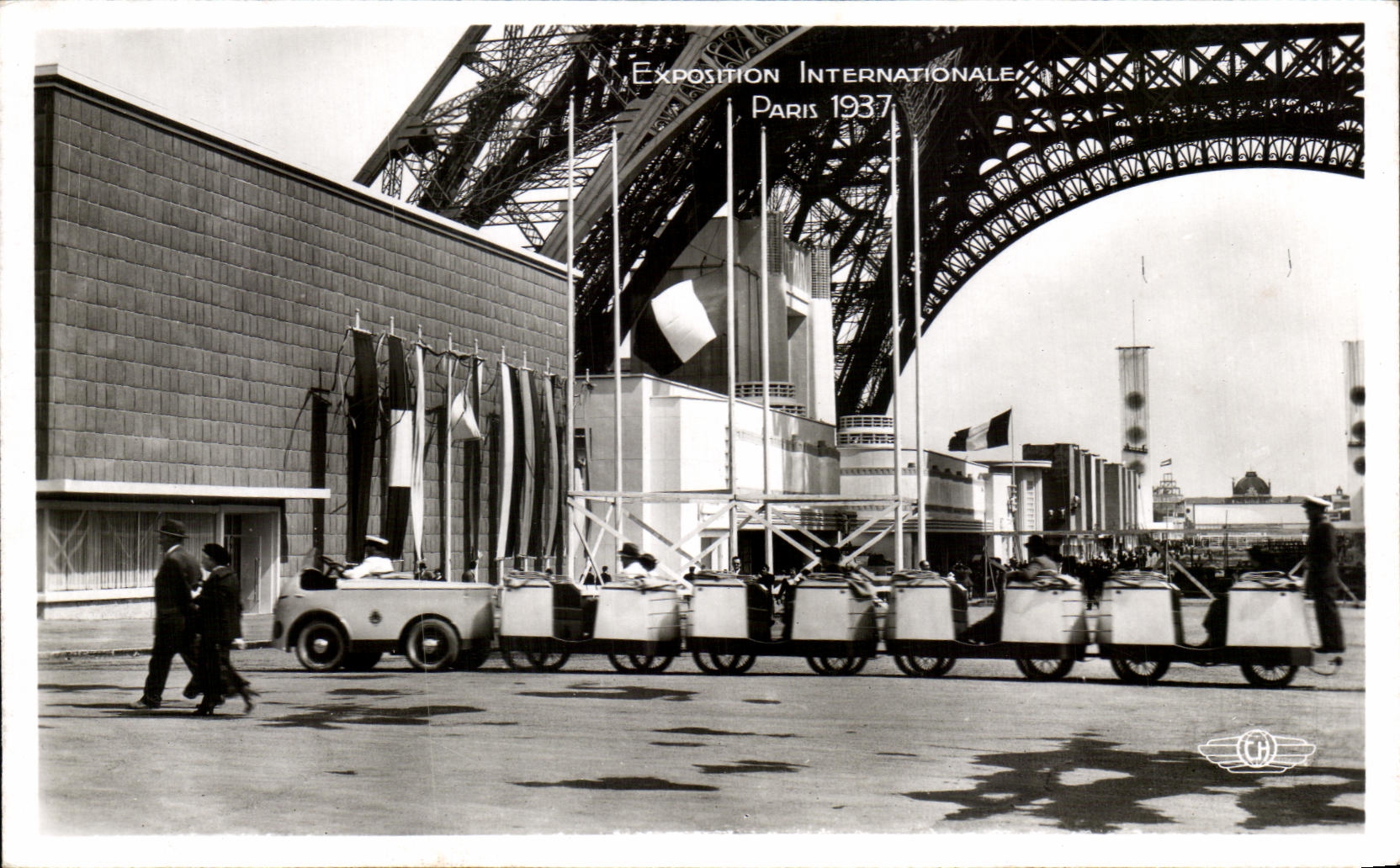 CPA Exposition internationale Paris 1937 Un Petit Train Electrique de L'Exposition Tour Eiffel
