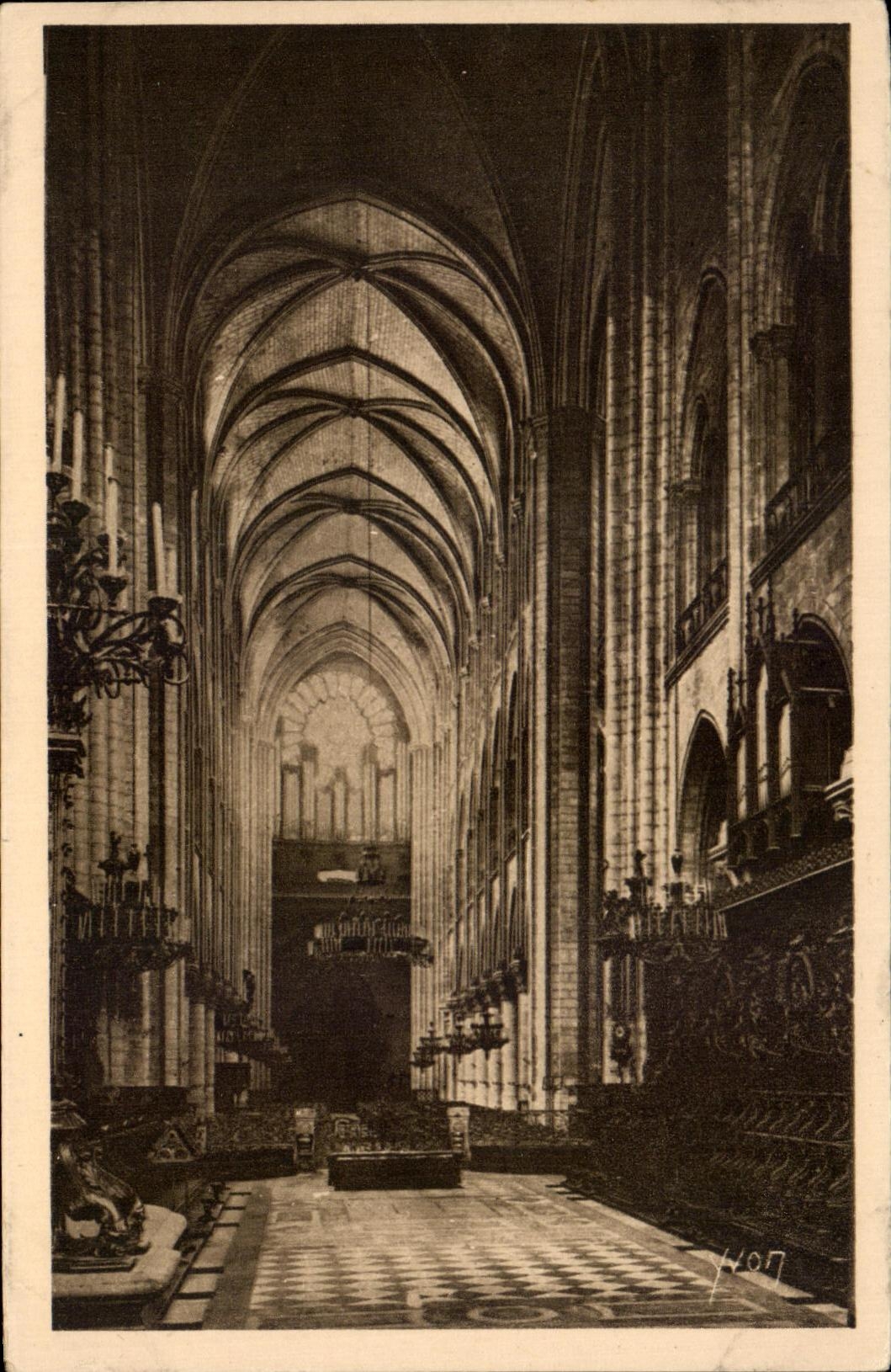 CPA Paris En Flanant Interieur de Notre Dame