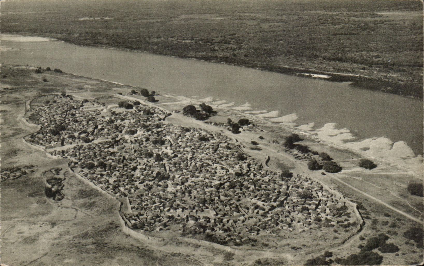 CPSM Museum National D'Histoire Naturelle Musse de L'homme Paris Vue aerienne de Goulfrey SAO
