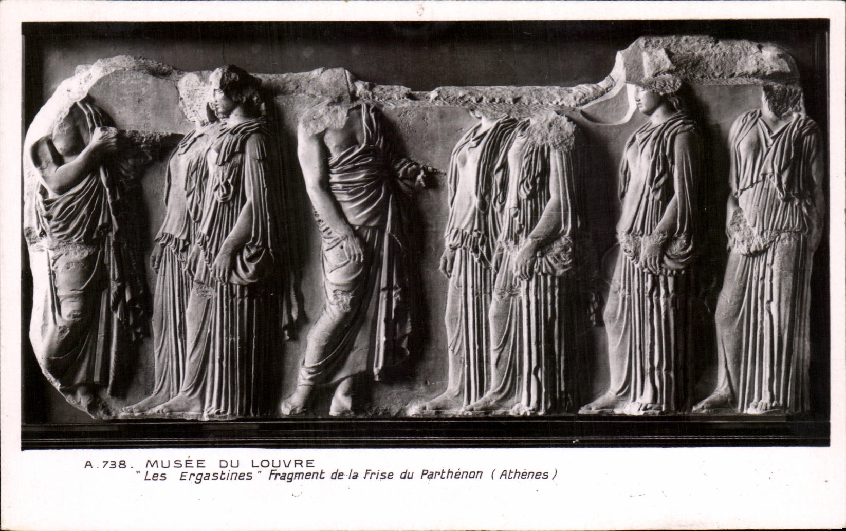 CPA Musee Du Louvre Les Ergastines Fragment de la Frise du parthenon Athenes Grece