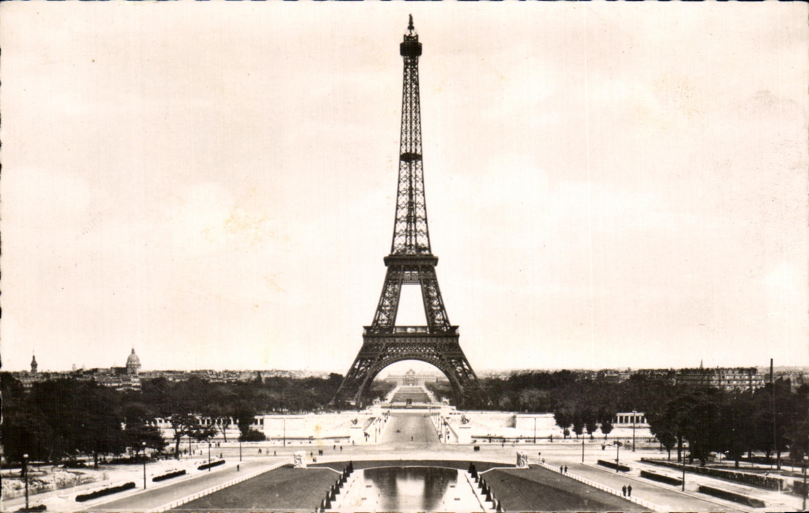 Paris - La Tour Eiffel et Bassin du Palais de Chaillot — Éditions du Globe