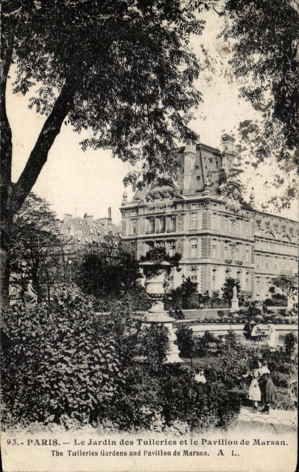 CPA Paris La Jardin des Tuileries et le Pavillon de Marsan Louvre